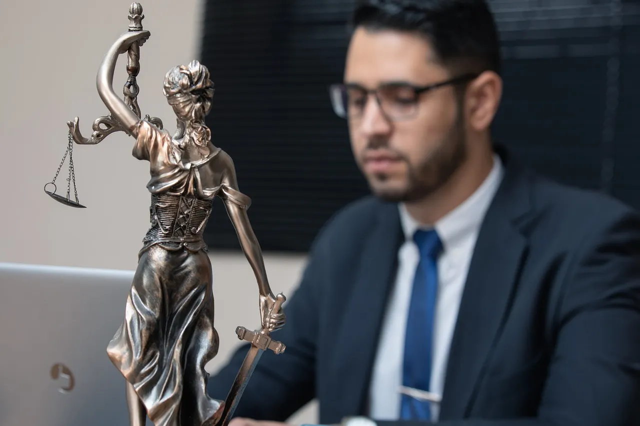 Abogado revisando un expediente en su despacho jurídico