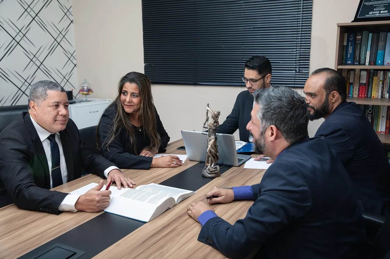 Abogados en reunión con clientes en un despacho jurídico