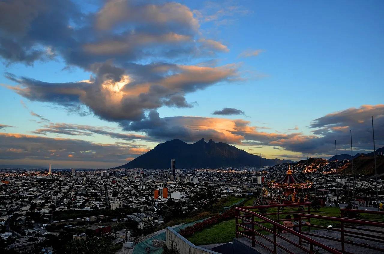 Vista de Monterrey con el Cerro de la Silla, Nuevo León