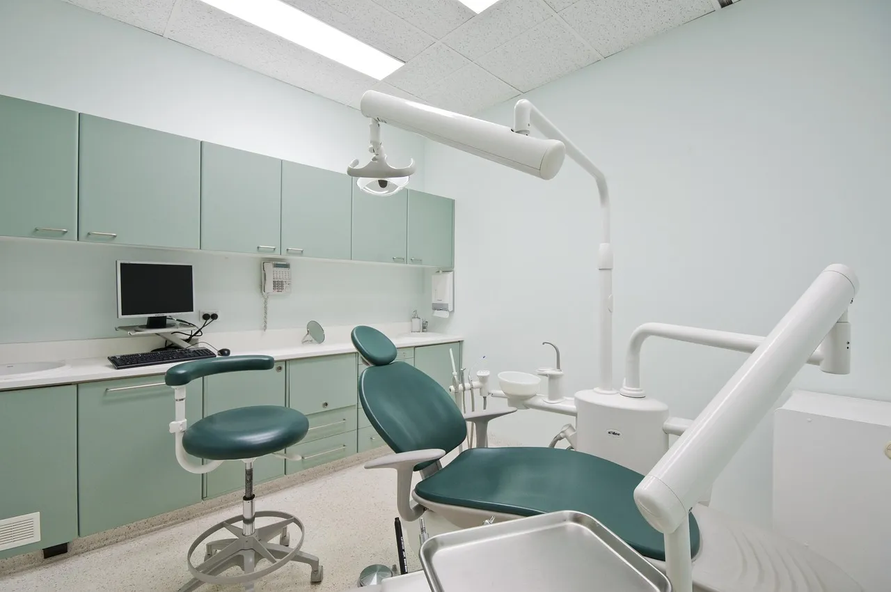 Consultorio dental moderno con sillón y equipo