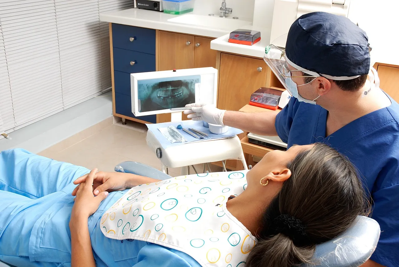Dentista explicando una radiografía a su paciente en la clínica dental