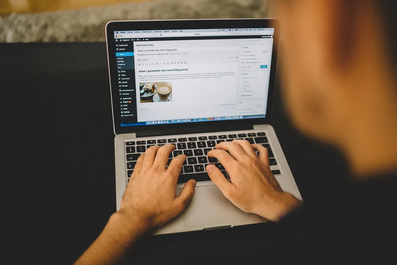 Desarrollo de un sitio WordPress en una laptop