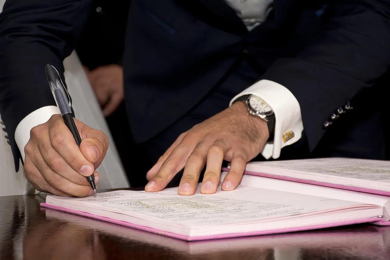 Firma de una escritura en una notaría pública