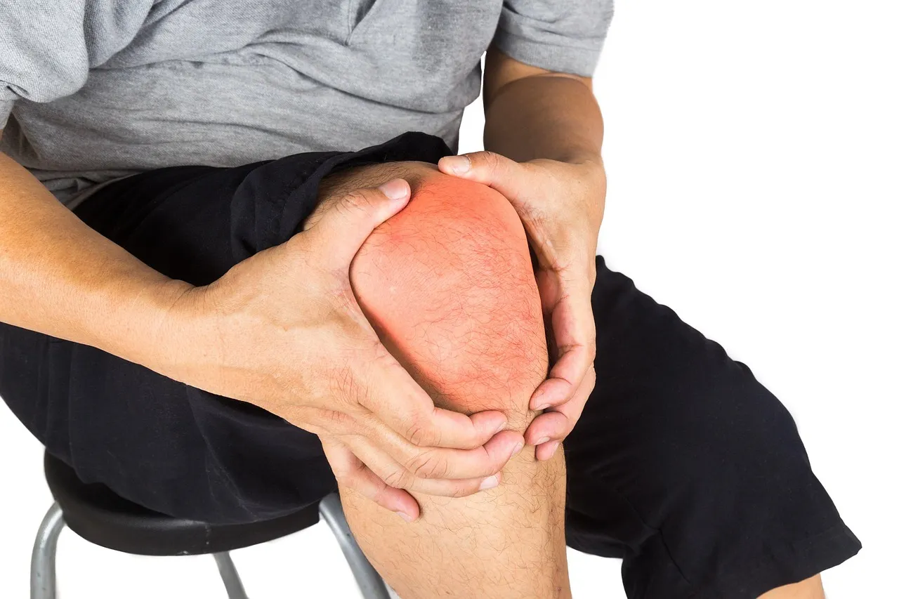 Paciente con dolor de rodilla antes de una sesión de fisioterapia
