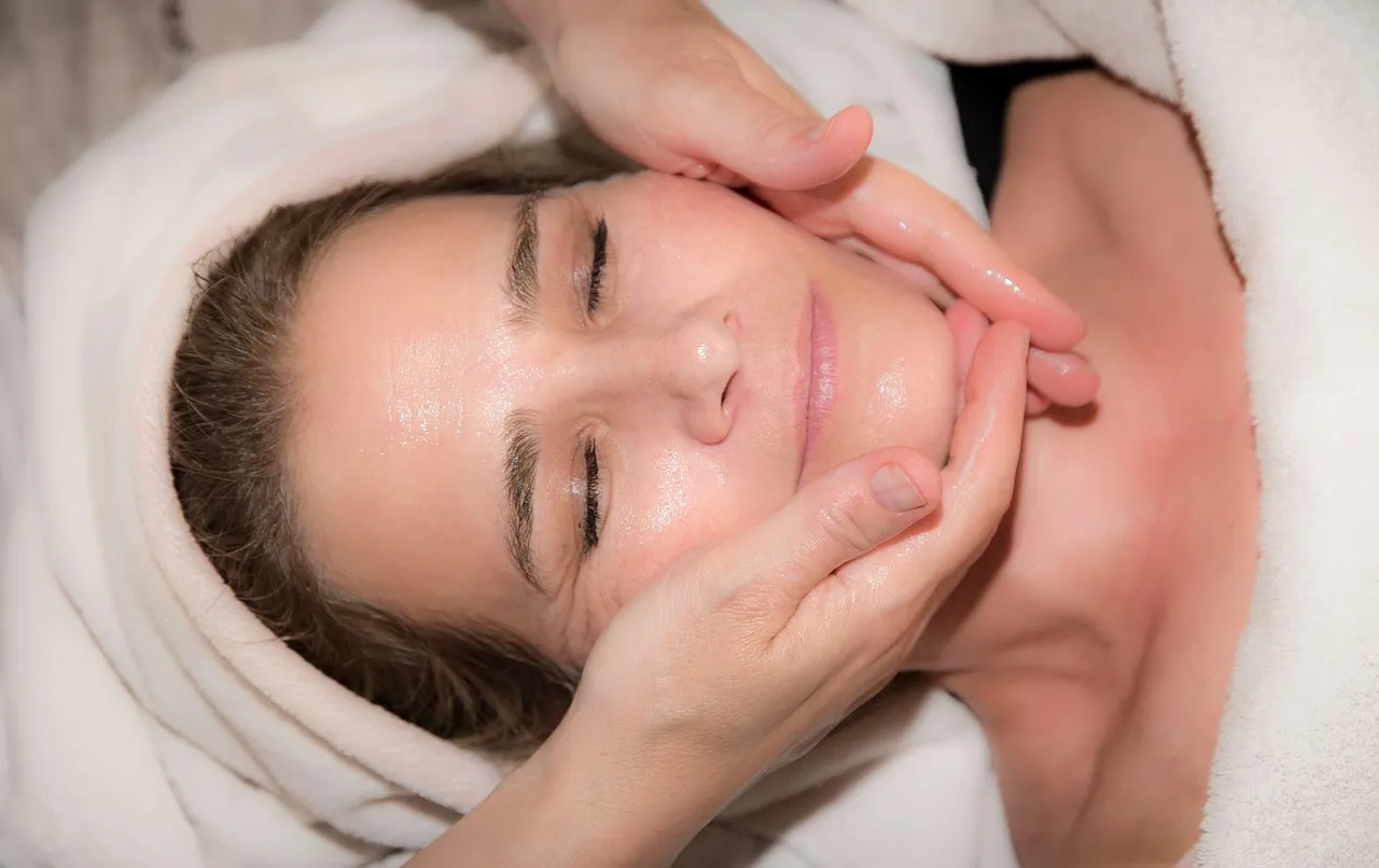 Paciente recibiendo un tratamiento facial en una clínica estética